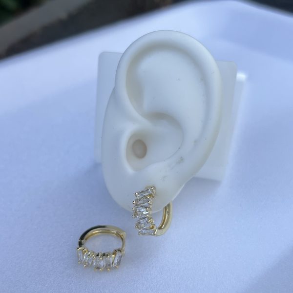 Argolla mediana piedras blancas