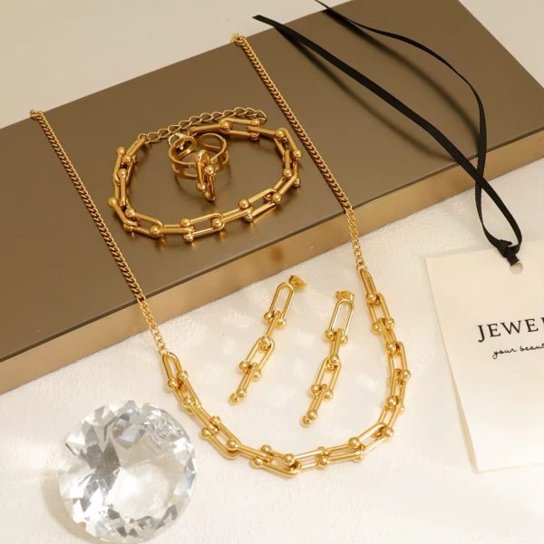 Set de cadena, aros, pulsera y anillo